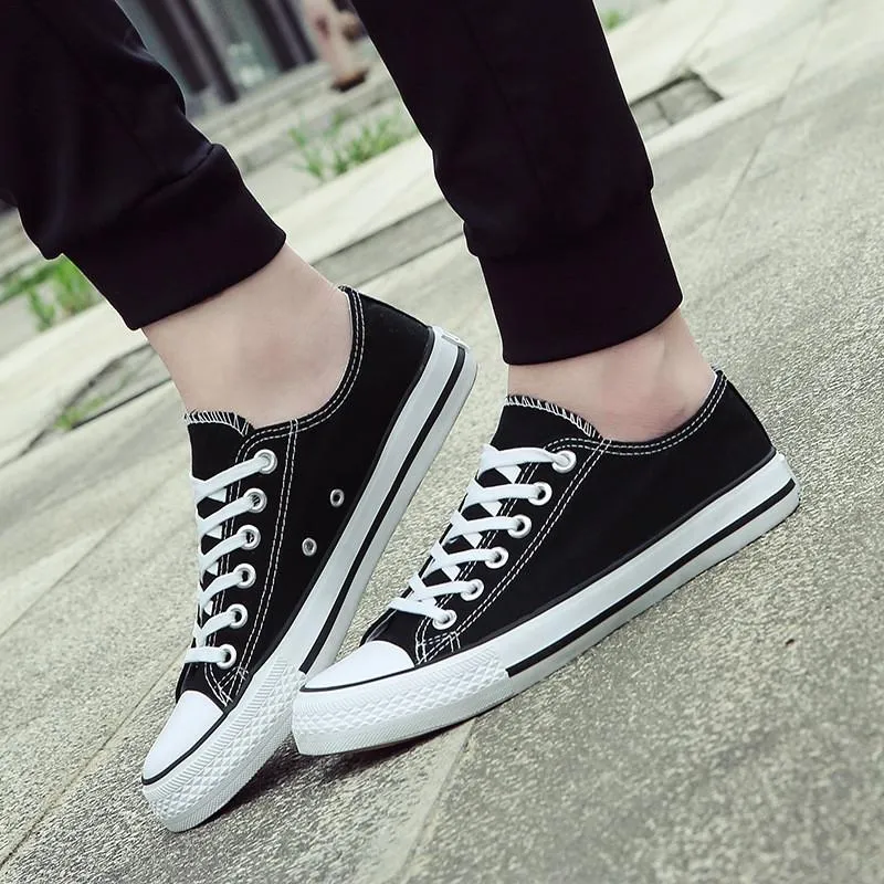 Classic low-cut lace up sneakers