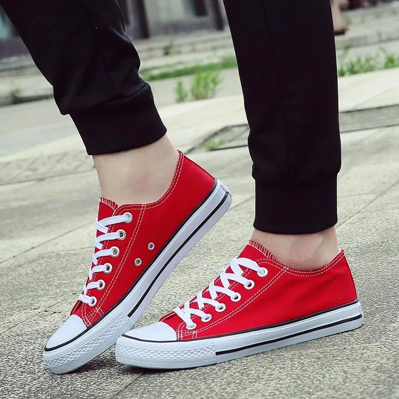 Classic low-cut lace up sneakers